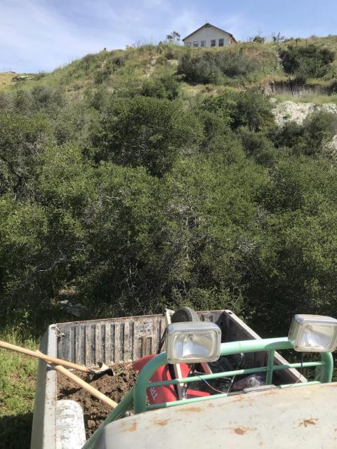 juntando tierra del arroyo para sembrar arboles