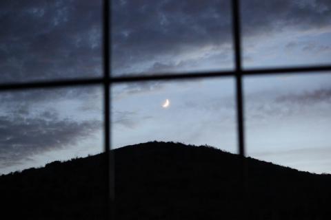 en lo alto del monte se alza la luna