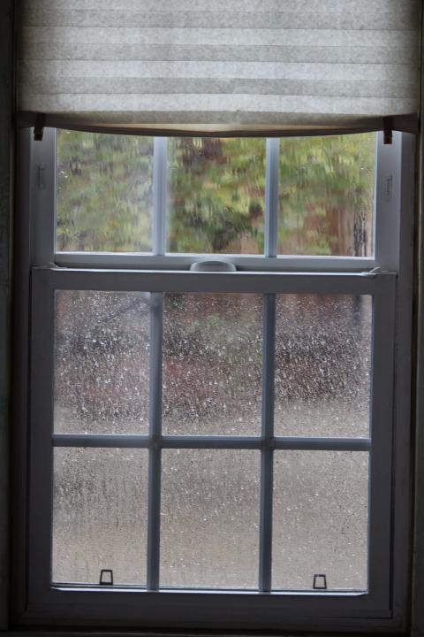 ventana mojada por la lluvia